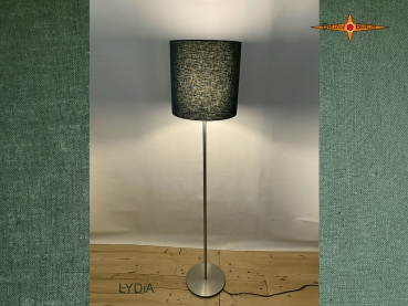 Grüne Stehlampe LYDiA mit hohem Lampenschirm aus dunkel grünem Leinen
